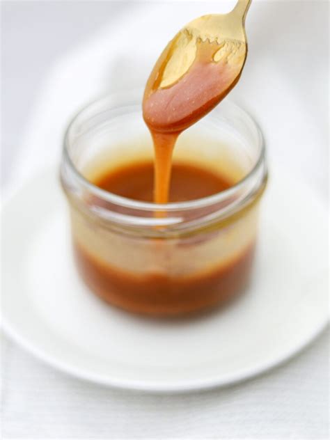 Ingrediencie na karamelový čaj - cukor, voda, cibuľa