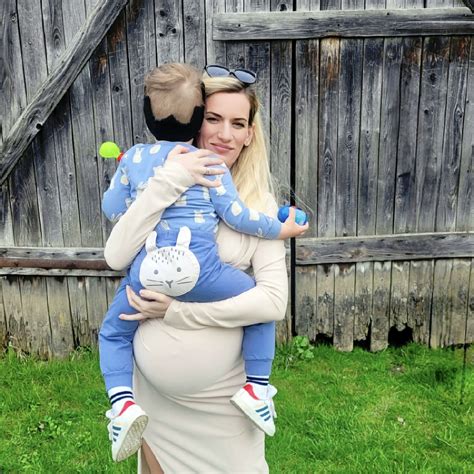 Mamička s dieťaťom popíjajúca polievku