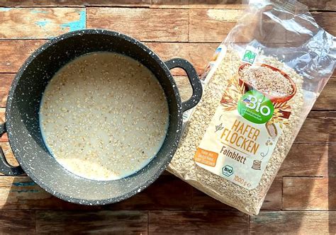 Ovsené vločky v hrnci počas varenia