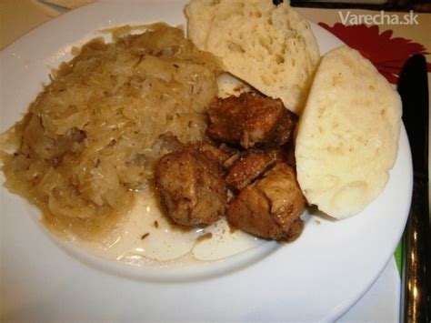 servírovaný bravčový vrabec s kapustou a knedľou