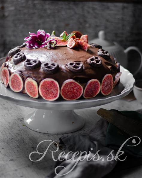 Rozrezaná torta s ovocnou náplňou