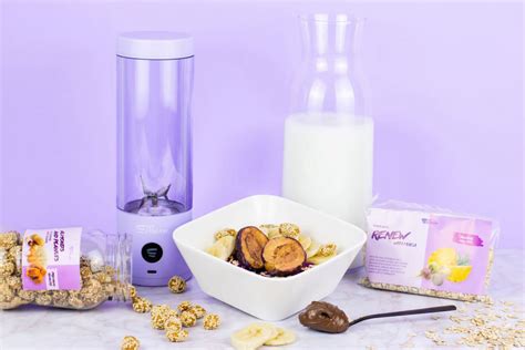 Misky s kašou, smoothie a krémovou polievkou