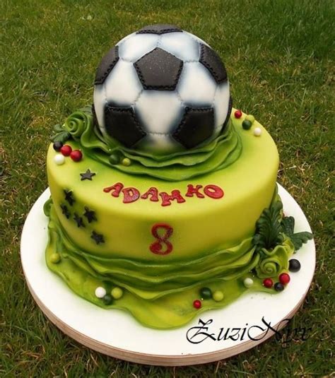 Detail zdobenia torty vo futbalovej lopte