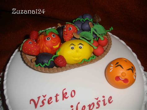 Detail zdobenia torty vodopádom ovocia