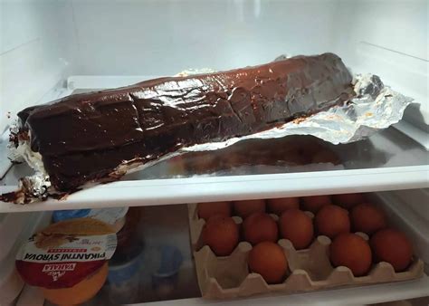 Vrstvenie piškót a jablkovej zmesi vo forme