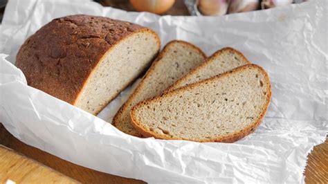 Rez celozrnného chleba s viditeľnou štruktúrou