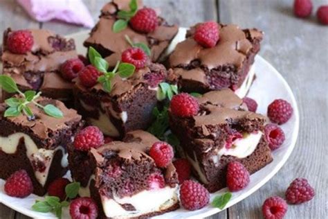 Detail čokoládových rezov s malinami a mascarpone