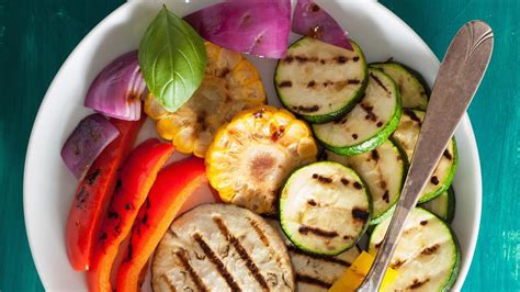 Rôzne druhy zeleniny pripravené na grilovanie