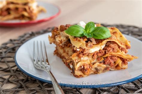 Štýlová fotografia lasagní s pestrou zeleninou