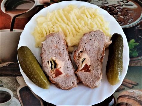 Proces plnenia mäsa klobásovou zmesou