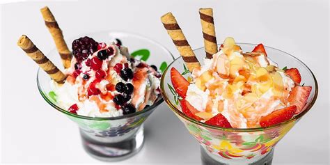 Zmrzlinové nanuky a poháre s ovocím