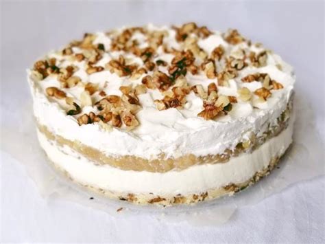 Ilustračná fotografia nepečenej tvarohovej torty s jablkami