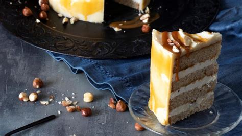 Hotová nepečená torta so slaným karamelom