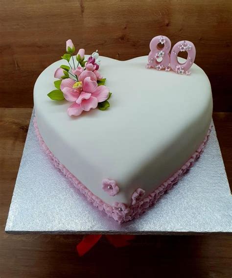 Ozdobená torta v tvare srdca
