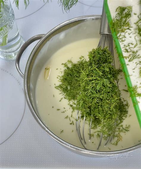 Čerstvý kôpor pripravený na pridanie do omáčky