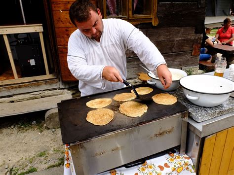 Použitie vykrajovátok na vytvorenie kruhových tvarov z jedla