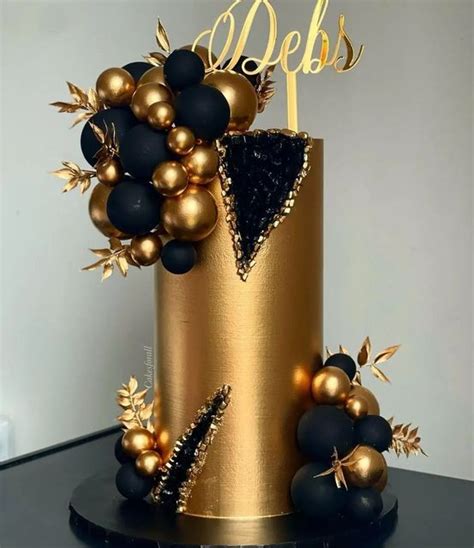 Príklad prehnane zlatej torty vs. elegantne zdobenej