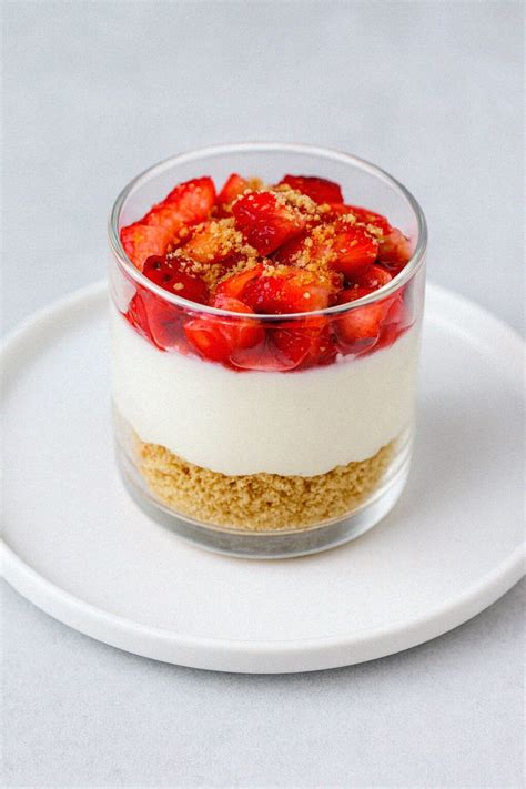 Ilustrácia vrstveného pohára s jahodami a krémom