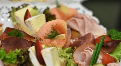 Ilustrácia rôznych druhov jednohubiek a predjedál