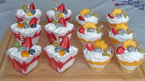 Ilustrácia dezertu v pohári s ovocím a tvarohom