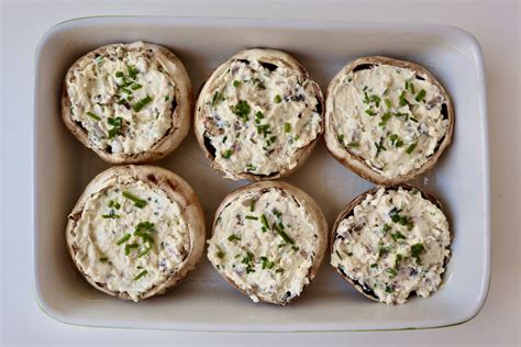 Ilustrácia plnených šampiňónov portobello