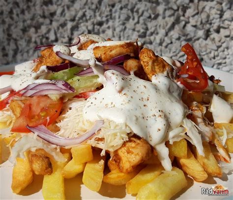 Rozložené ingrediencie na kurací gyros