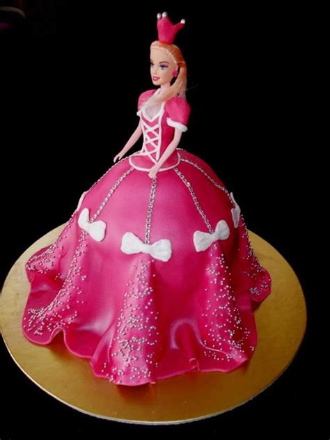 Fotografia hotovej torty v tvare šiat Barbie