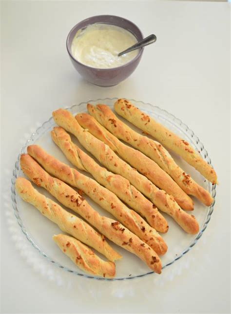 Foto hotových pizza tyčiniek s cesnakovým dressingom