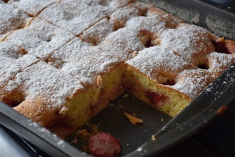 Hotová bublanina posypaná práškovým cukrom