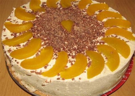 Hotová torta s broskyňami