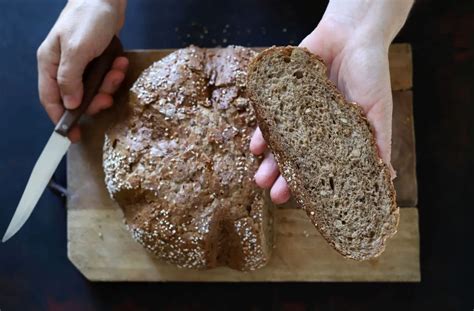 Ruka poklepávajúca na spodok chleba