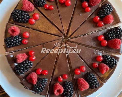 Ilustračná fotografia dvojposchodovej torty s čokoládou a malinami