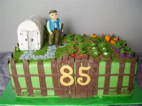 Torta s figúrkami náradia