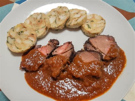 Pečené srnčie stehno s omáčkou