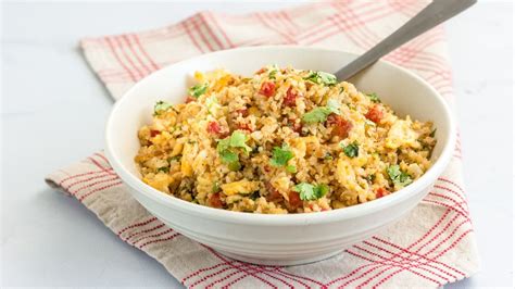 Tanier praženej ryže so slaninou a vajíčkom