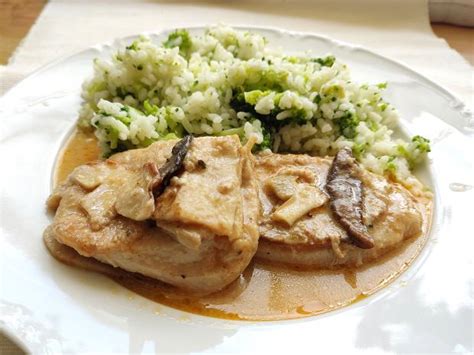 Tanier duseného mäsa na hubách s ryžou