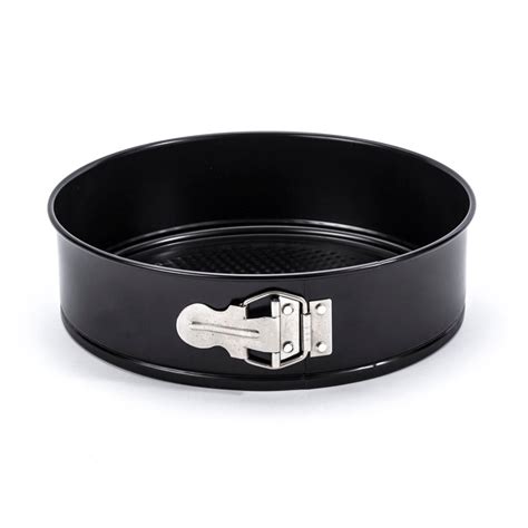 Správne vymastená a vysypaná tortová forma