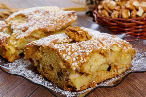 Hotový šťavnatý jablkový koláč