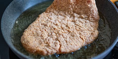 Proces vyprážania rezňov v oleji