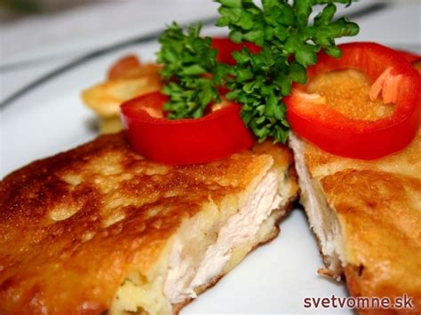 Servírovaný rezeň v zemiakovom cestíčku so zemiakmi a fazuľkami