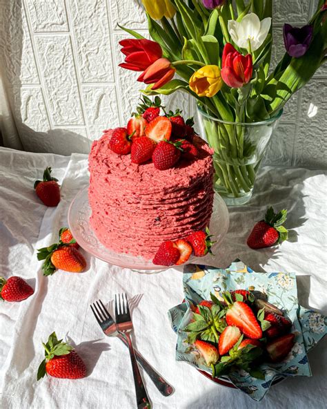 Už hotová jahodová torta s makom a maslovým krémom