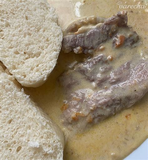 štýlové servírovanie bravčového mäsa s omáčkou
