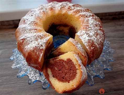 Hotová nadýchaná bábovka posypaná práškovým cukrom