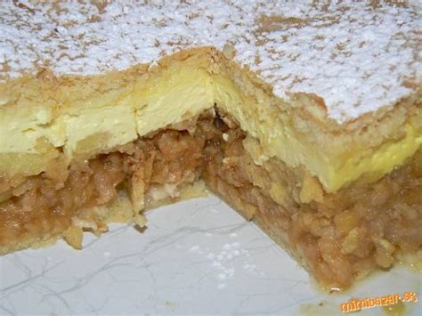 Hotový jablkovo-tvarohový koláč