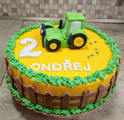 Detailne modelovaný traktor z fondánu