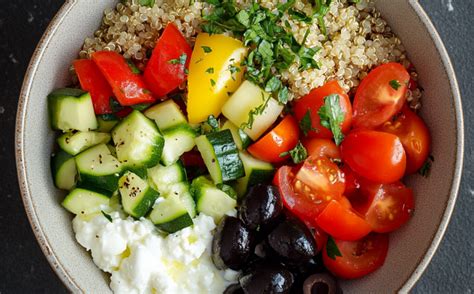 miska s quinoou, zeleninou a ančovičkami