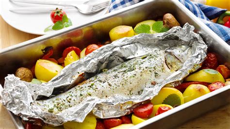 Ilustrácia lososa pečeného v alobale so zeleninou