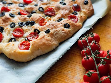 Bezlepková focaccia s paradajkami a rozmarínom