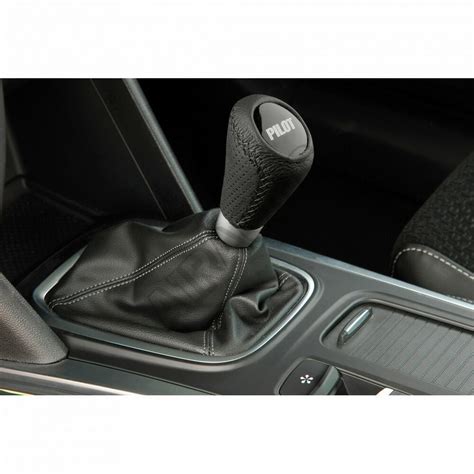 Čierna kožená radiaca páka s dierovaním