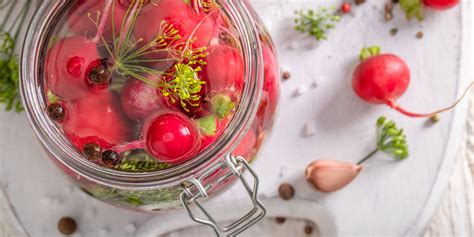 Ilustrácia procesu plnenia pohárov hruškami a nálevom